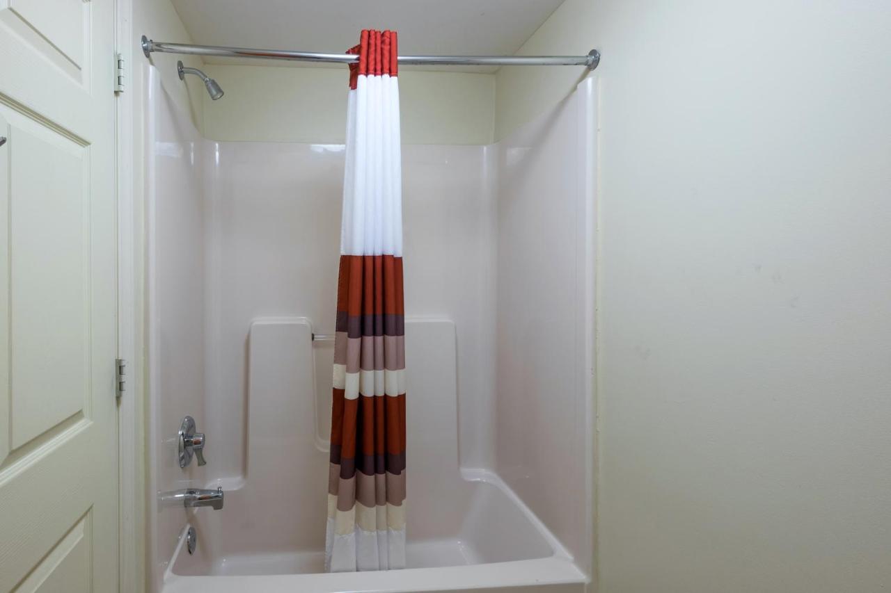 Red Roof Inn Хендерсънвил Екстериор снимка