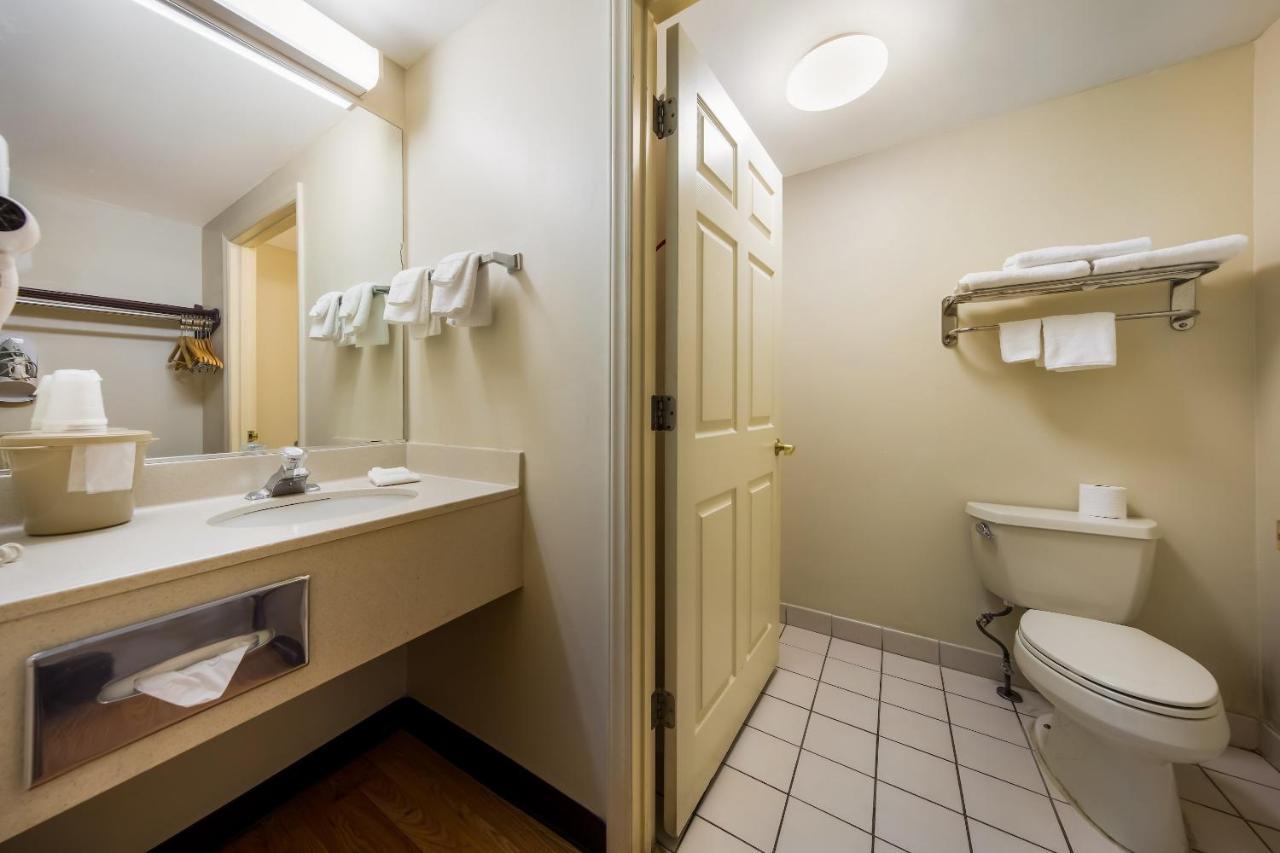 Red Roof Inn Хендерсънвил Екстериор снимка