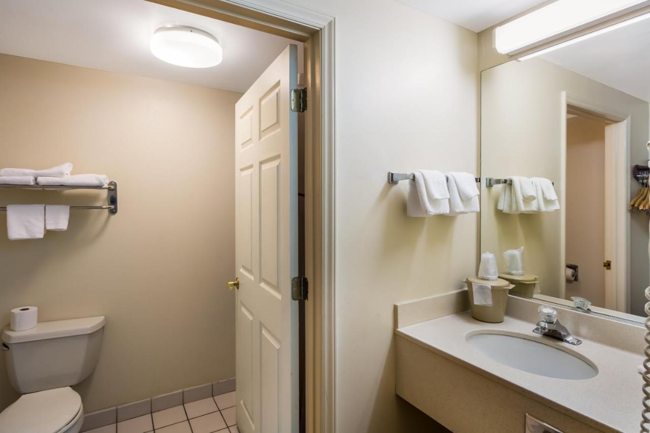 Red Roof Inn Хендерсънвил Екстериор снимка