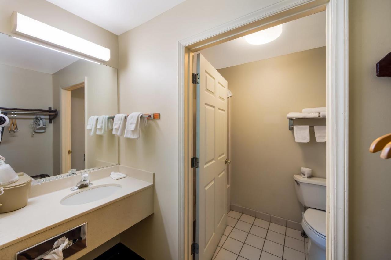 Red Roof Inn Хендерсънвил Екстериор снимка